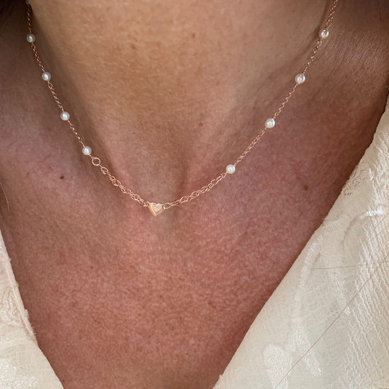 Collana catena rollò alternata da perle bianche cm 35 più 5 di allungamento con micro cuore rosè
