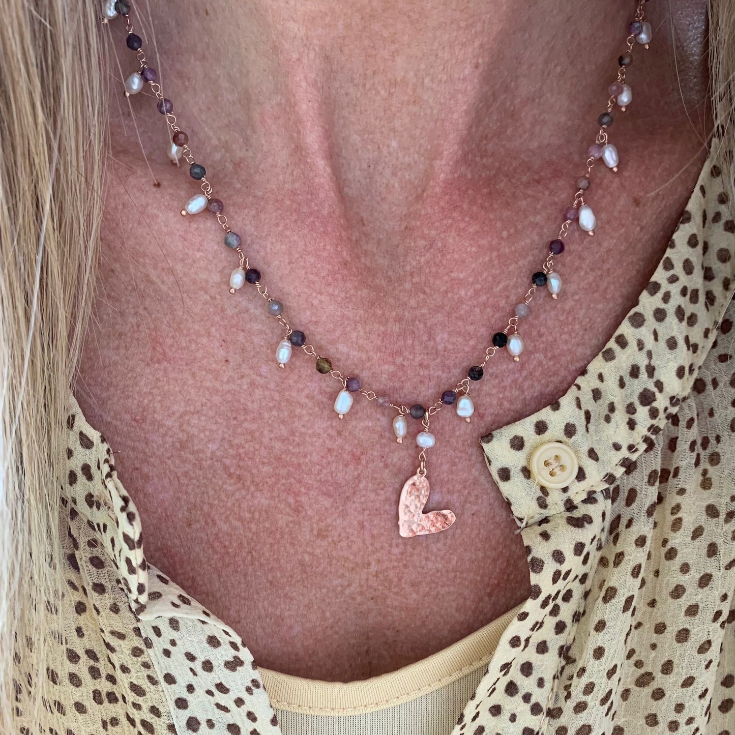 Collana pietre tormalina con grappolini di perle risino bianche cm 45 più 5 di allungamento rosè con cuore bacio battuto pendente da 1,5 cm