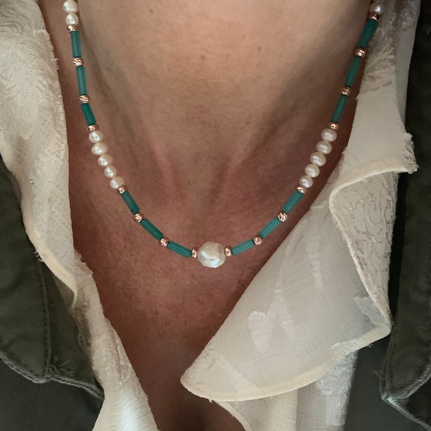 Collana pietre naturali tubetto verdi con perle bianche e sfere diamantate cm 38 più 5 di allungamento