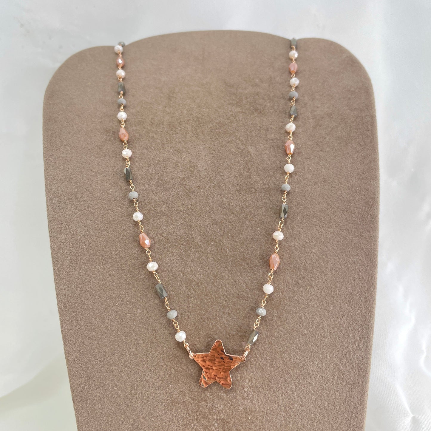 Collana cristalli fango, grigi, rosa cangianti cm 40 con stella battuta o cuore bacio o cuore capri in linea - Lumiere Bijoux