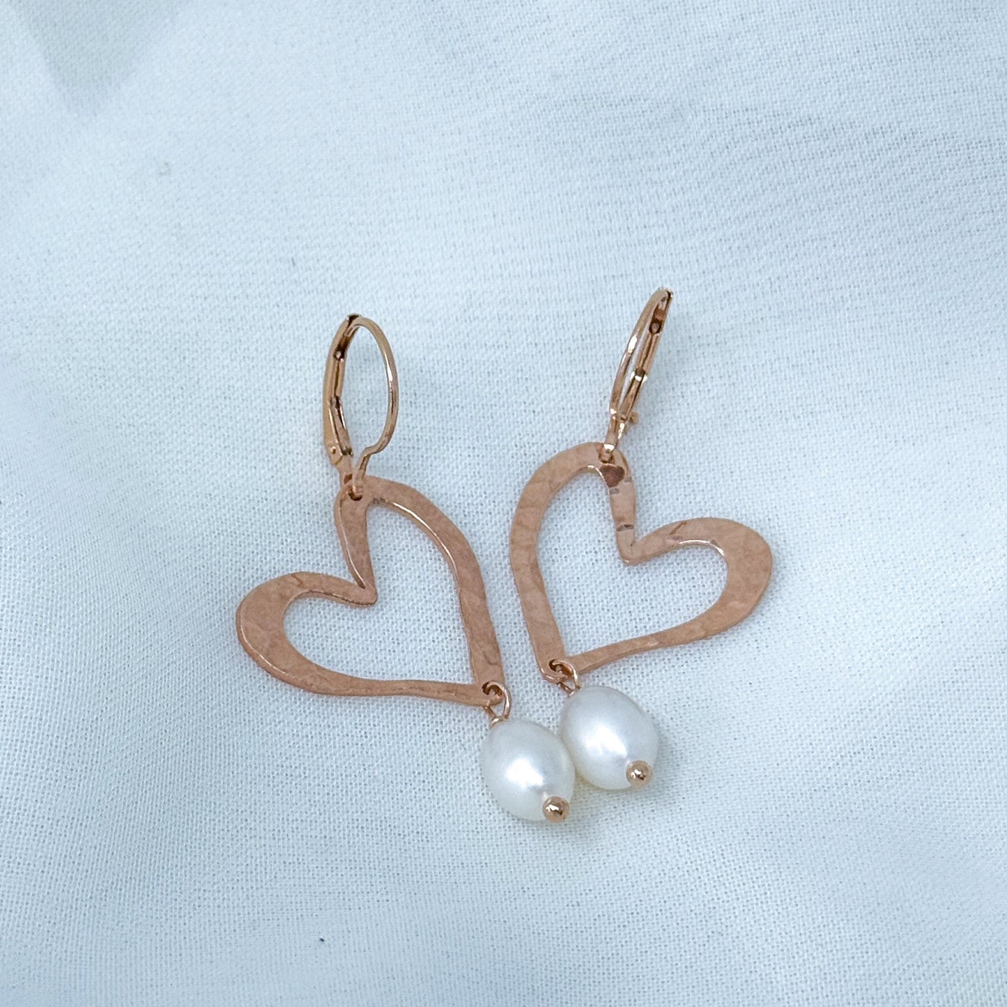 Coppia Orecchini Corazon con cuore vuoto battuto da 2 cm con perle Naturali pendenti - Lumiere Bijoux