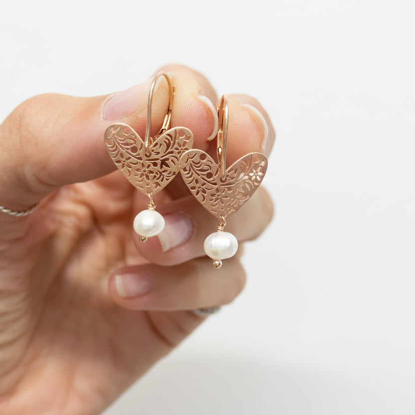 Coppia orecchini a monachella con cuore traforato con perla tonda - Lumiere Bijoux