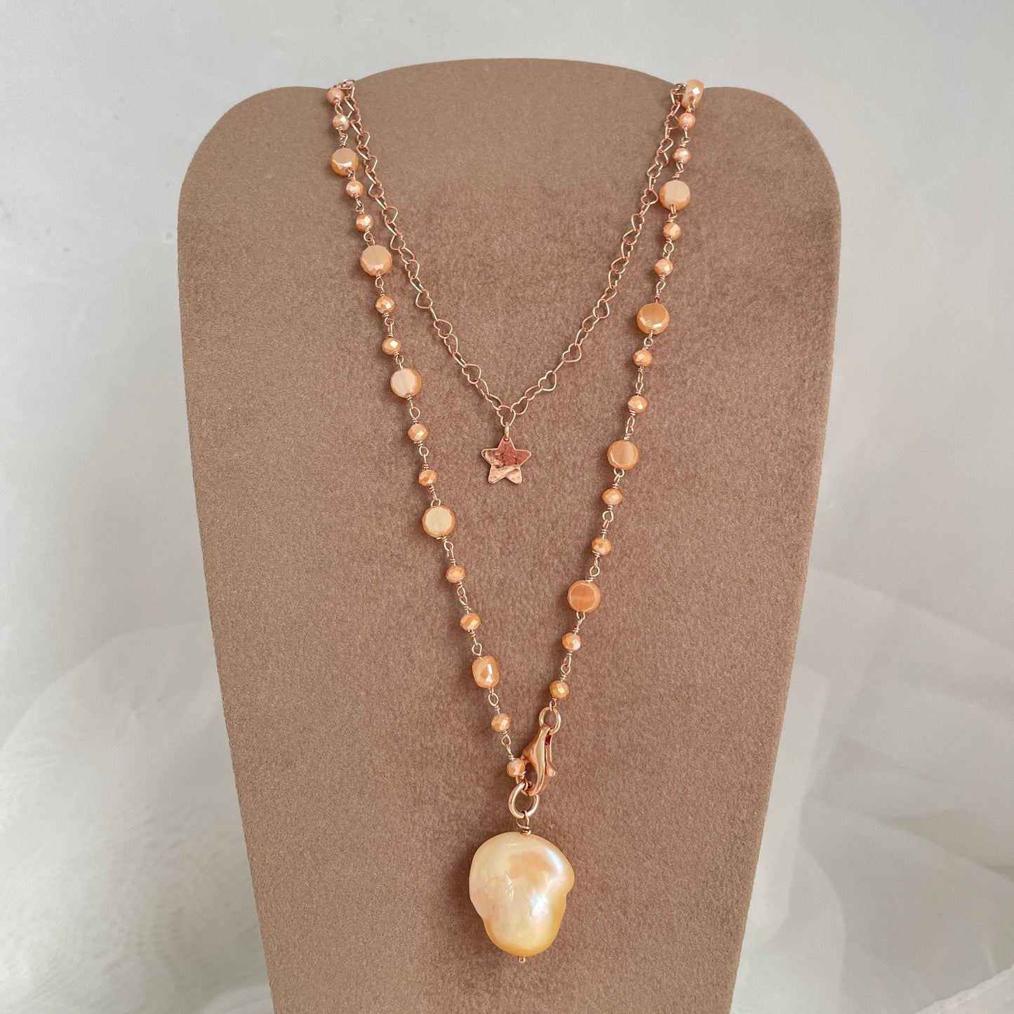 Collana lunga trasformabile cristalli multiforme cipria e cuori vuoti con perla barocca naturale champagne cm 75 - pezzo unico - Lumiere Bijoux