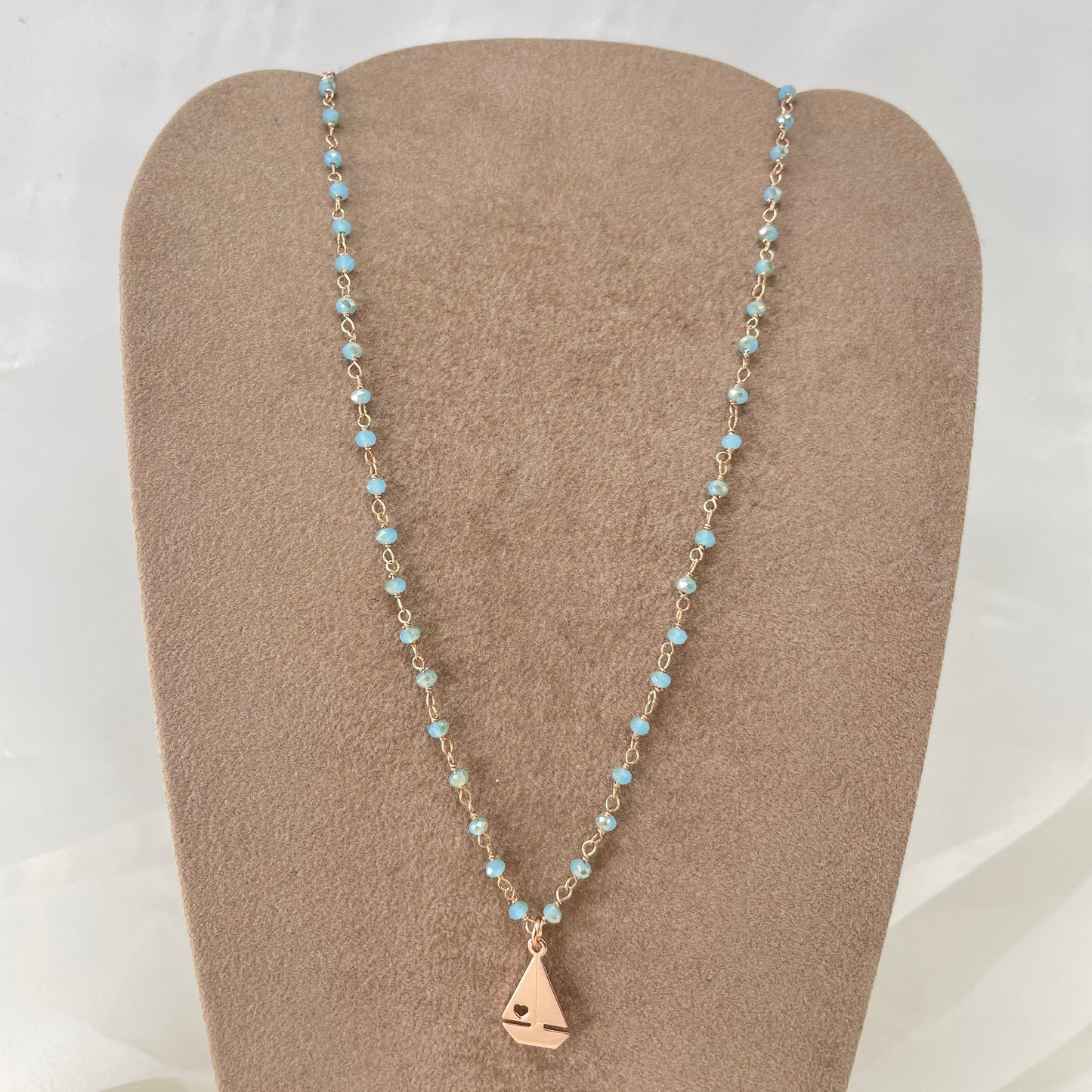 Collana micro cristalli azzurro acqua cm 40 con barca a vela rosè - pezzo unico - Lumiere Bijoux