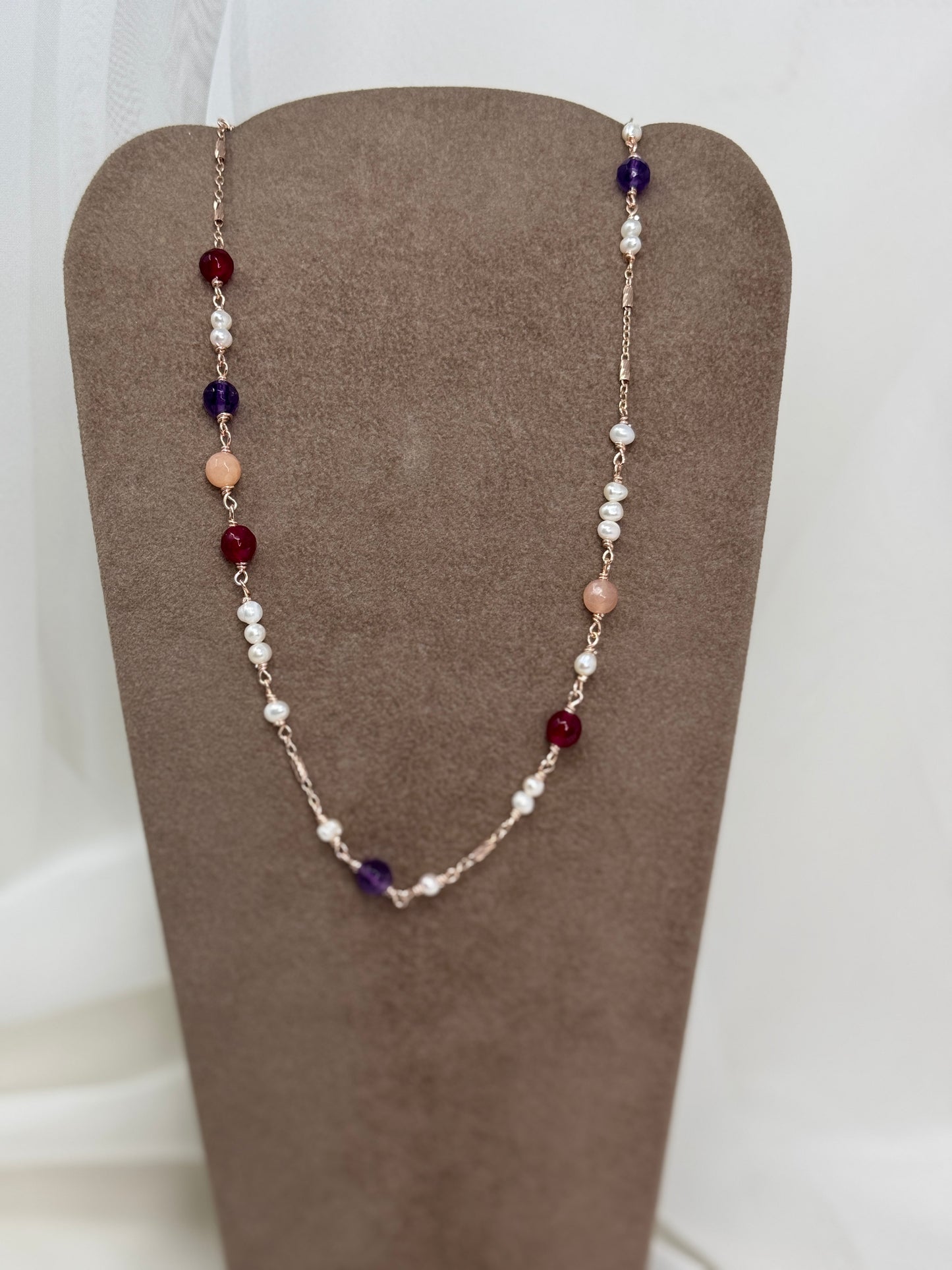 Collana/bracciale cm 36 con perle bianche e pietre ametista viola granato bordeaux e cipria pietra di luna