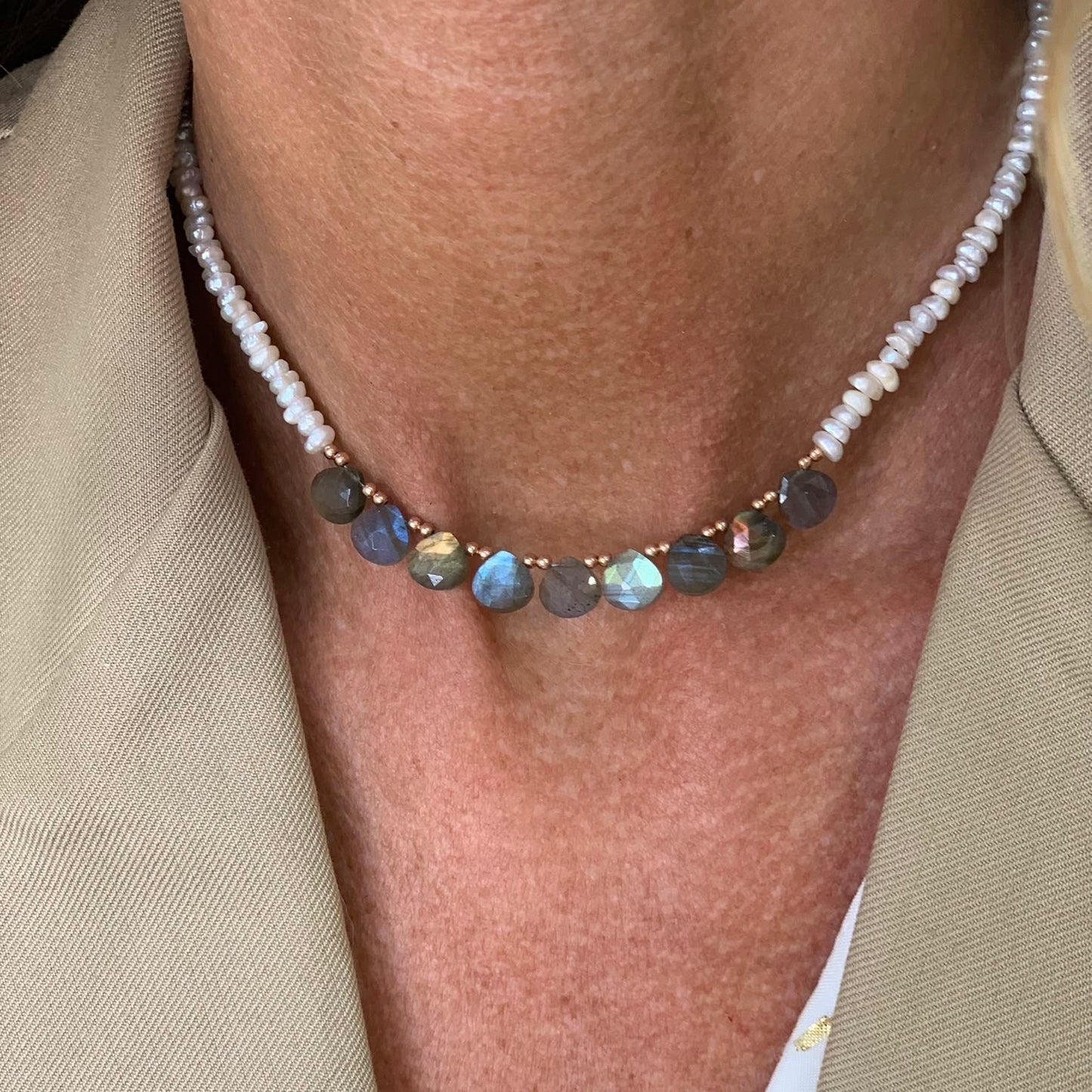 Collana Panarea perle conchiglia irregolari bianche e pietre cm 36 - Lumiere Bijoux