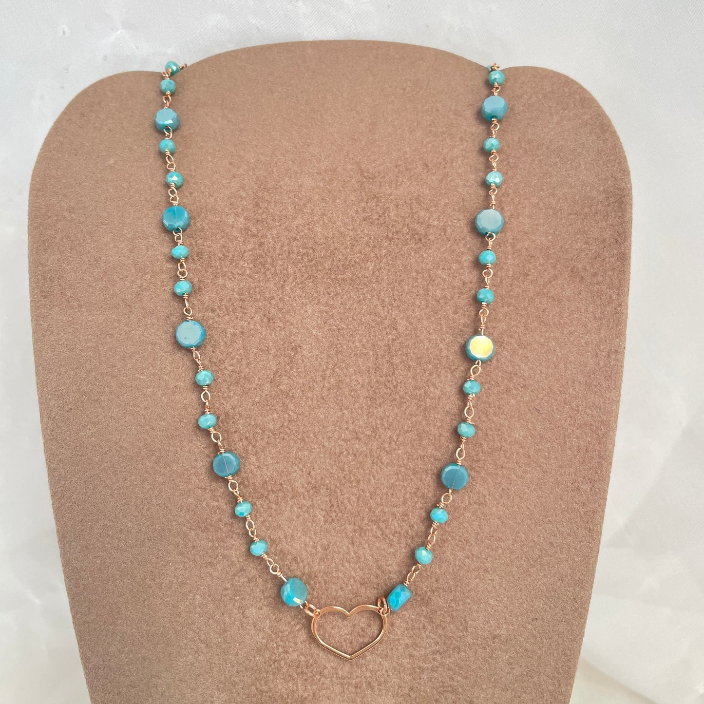 Collana cristalli multiformi ottanio e azzurro chiaro con cuore vuoto in linea cm 35 - pezzi unici - Lumiere Bijoux