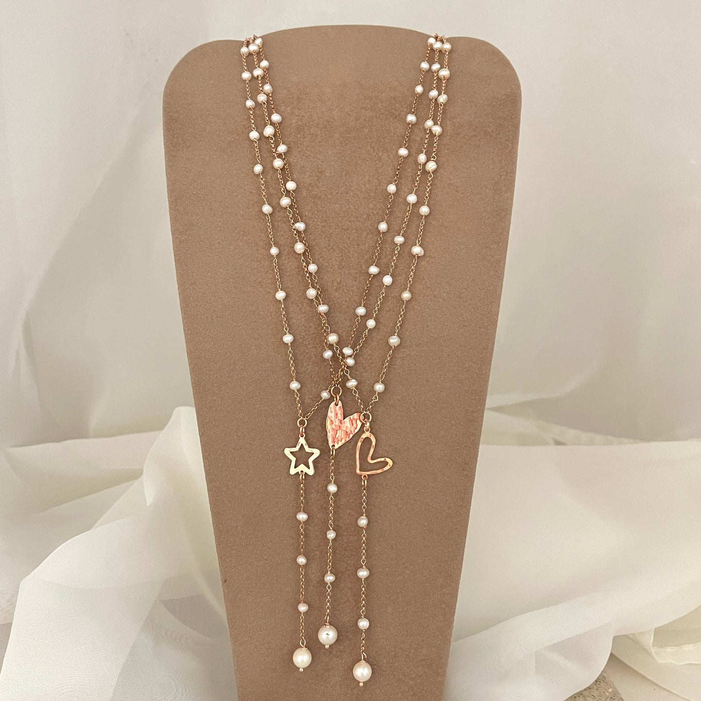 Collana a rosario lunga cm 60 rado perle bianche con cuore Capri, Cuore sweet e stella vuota battuti - Lumiere Bijoux