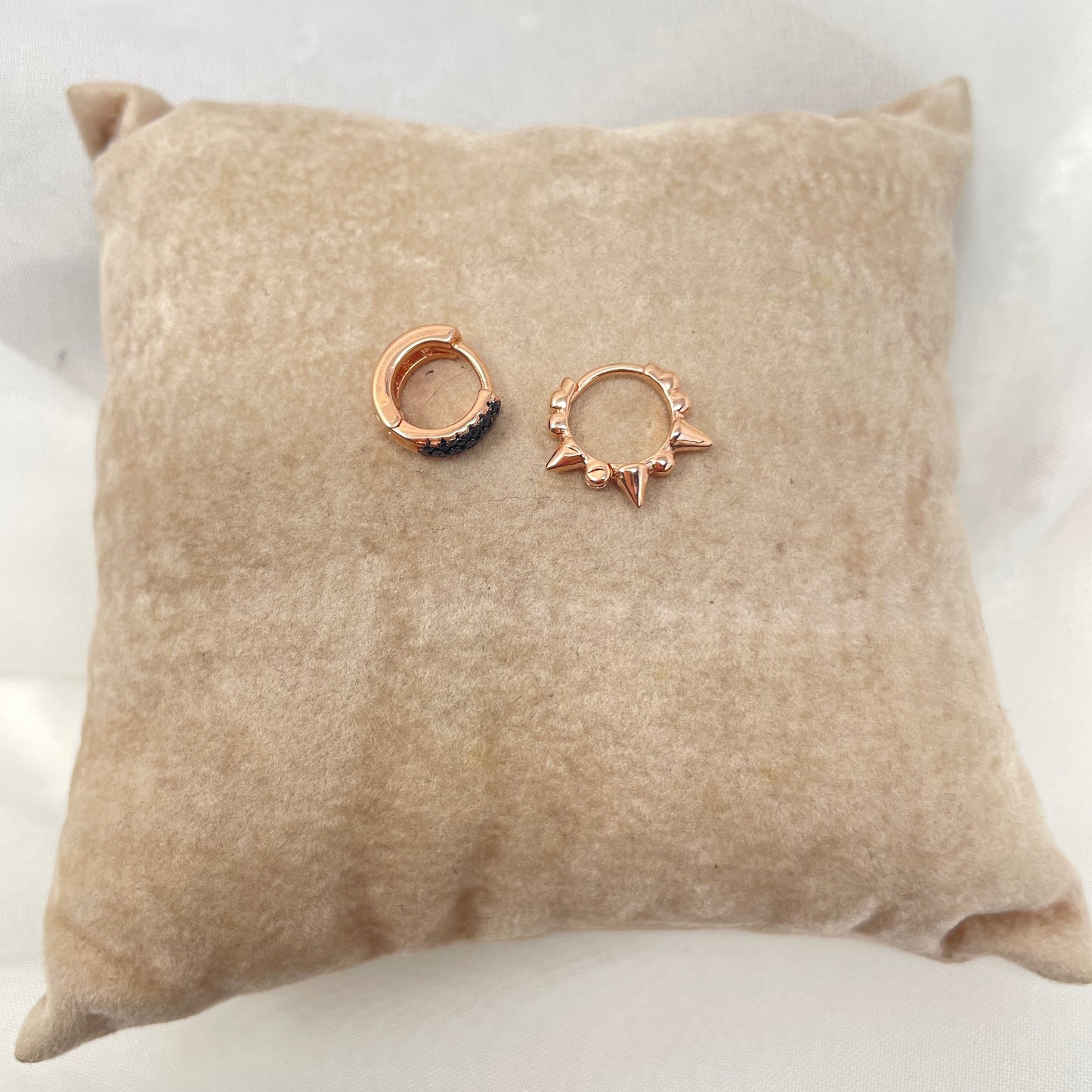Coppia cerchietto cicciotto zirconi neri e cerchietto tris borchiette - pezzi unici - Lumiere Bijoux