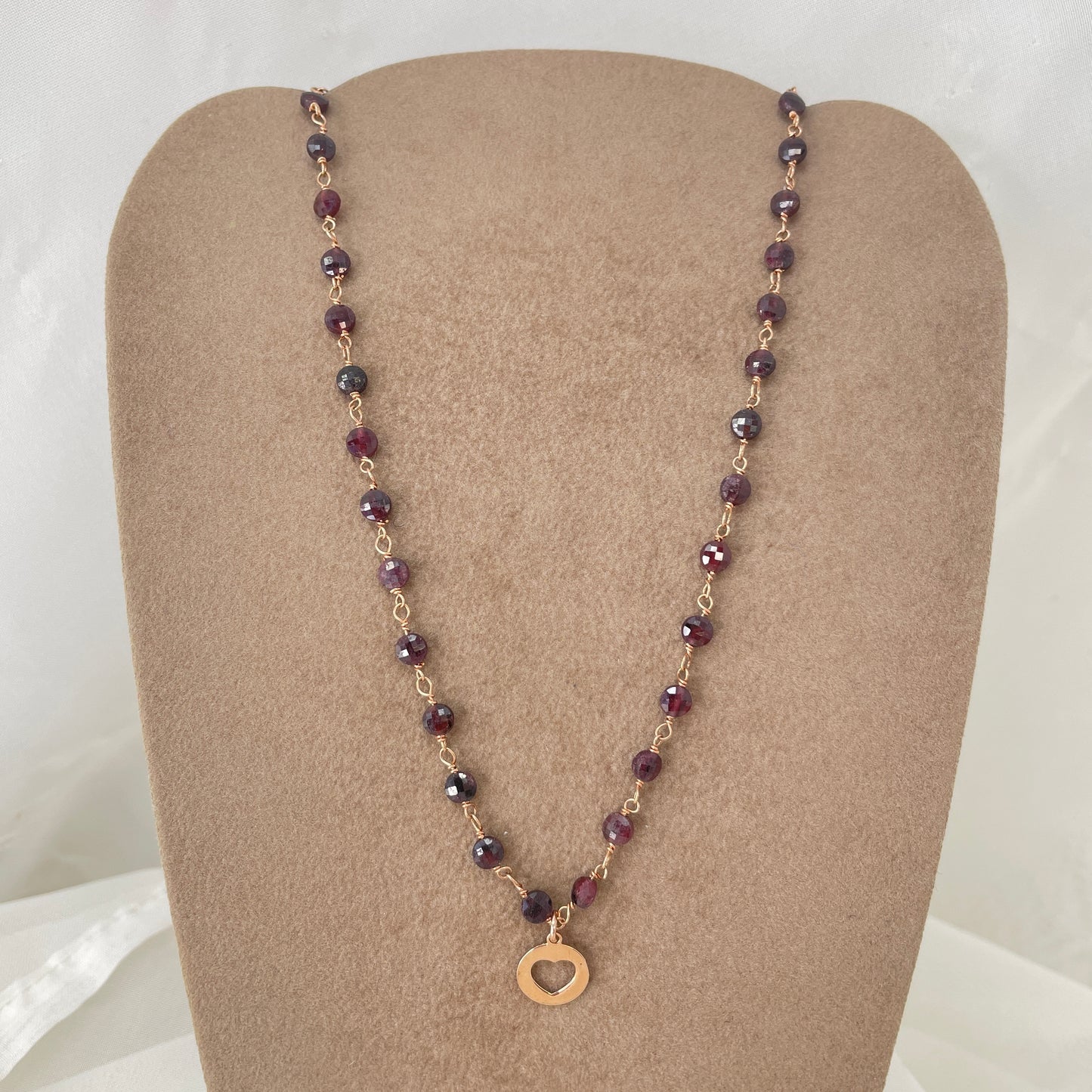 Collana pietre granato cm 35 con cialdina con cuore traforato - pezzo unico - Lumiere Bijoux