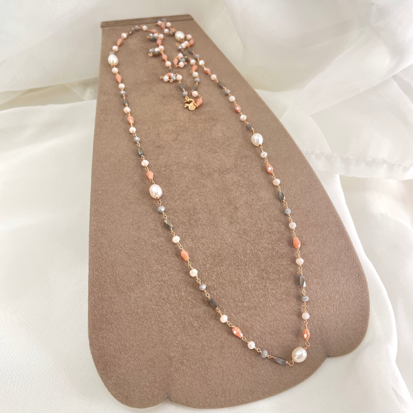 Collana lunga cm 90 alternata da perle risino e cristalli grigio latte e fango - Lumiere Bijoux
