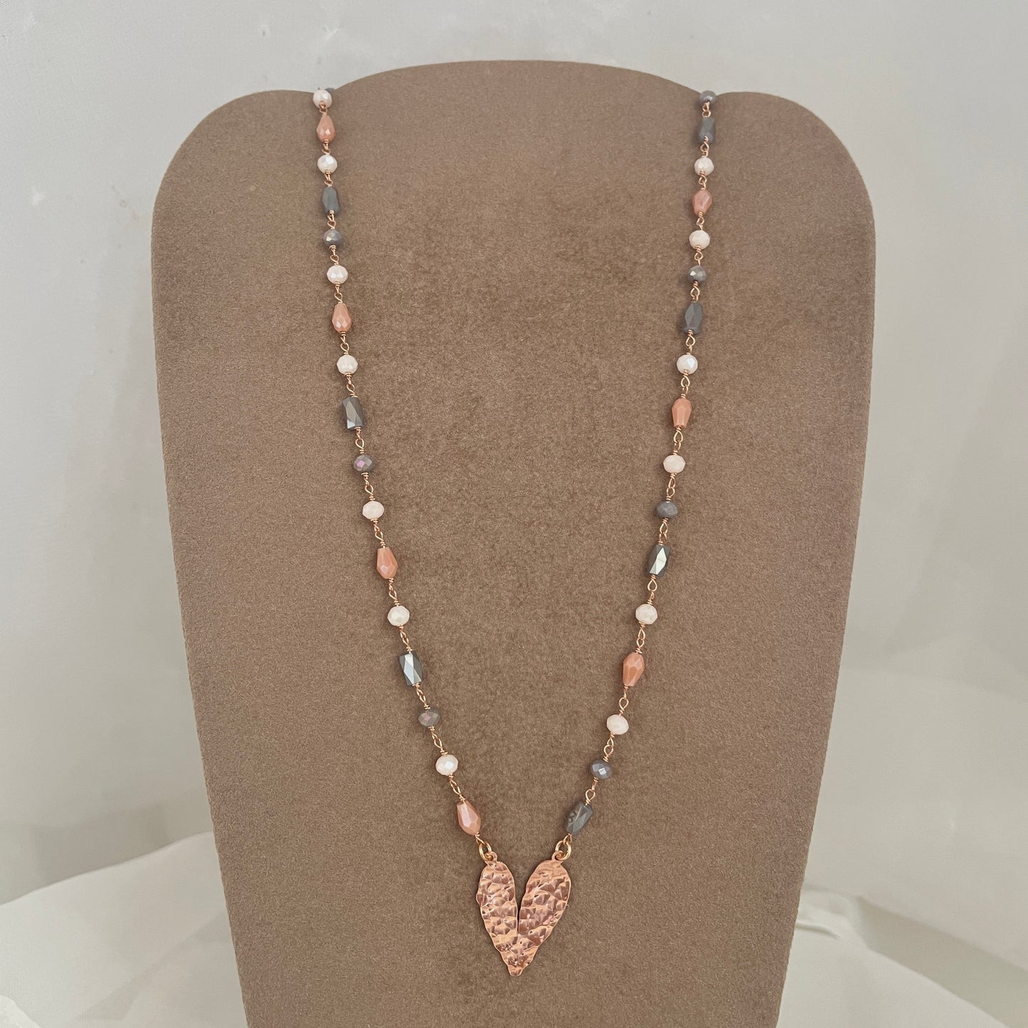 Collana cristalli fango, grigi,rosa cangianti cm 40 con cuore battuto in linea Pegghino da 2 cm