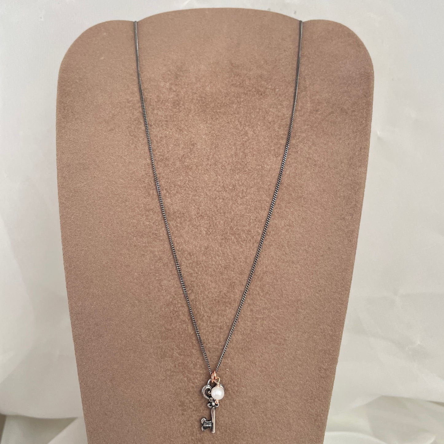 Collana catena grumette cm 50 con chiave e perla tonda - pezzi unici