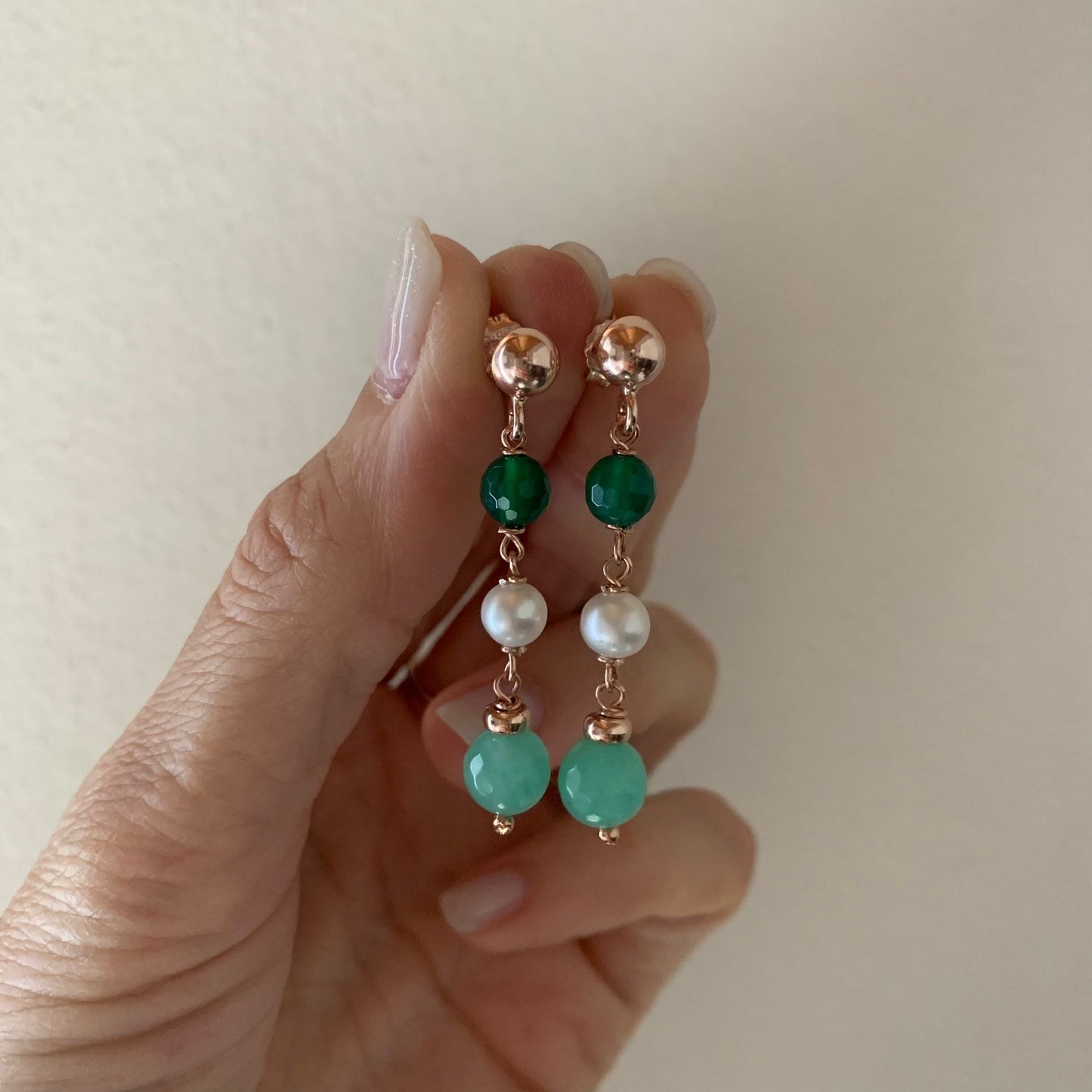 Coppia orecchini pendenti 5 cm rosè con perle bianche e pietre naturali verdi e tiffani