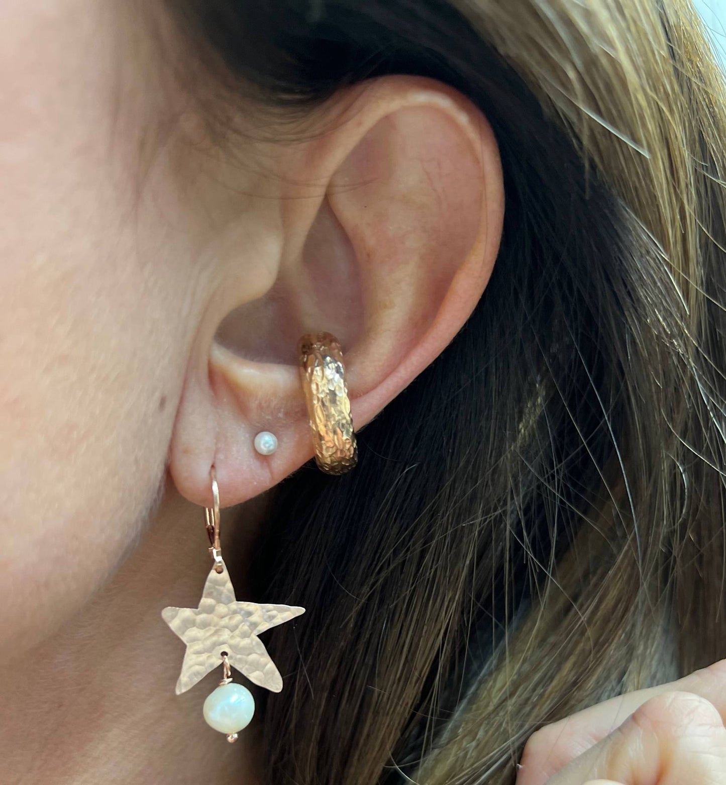 Coppia orecchini pendenti con stelle irregolari battute satinate e perla pendente - Lumiere Bijoux