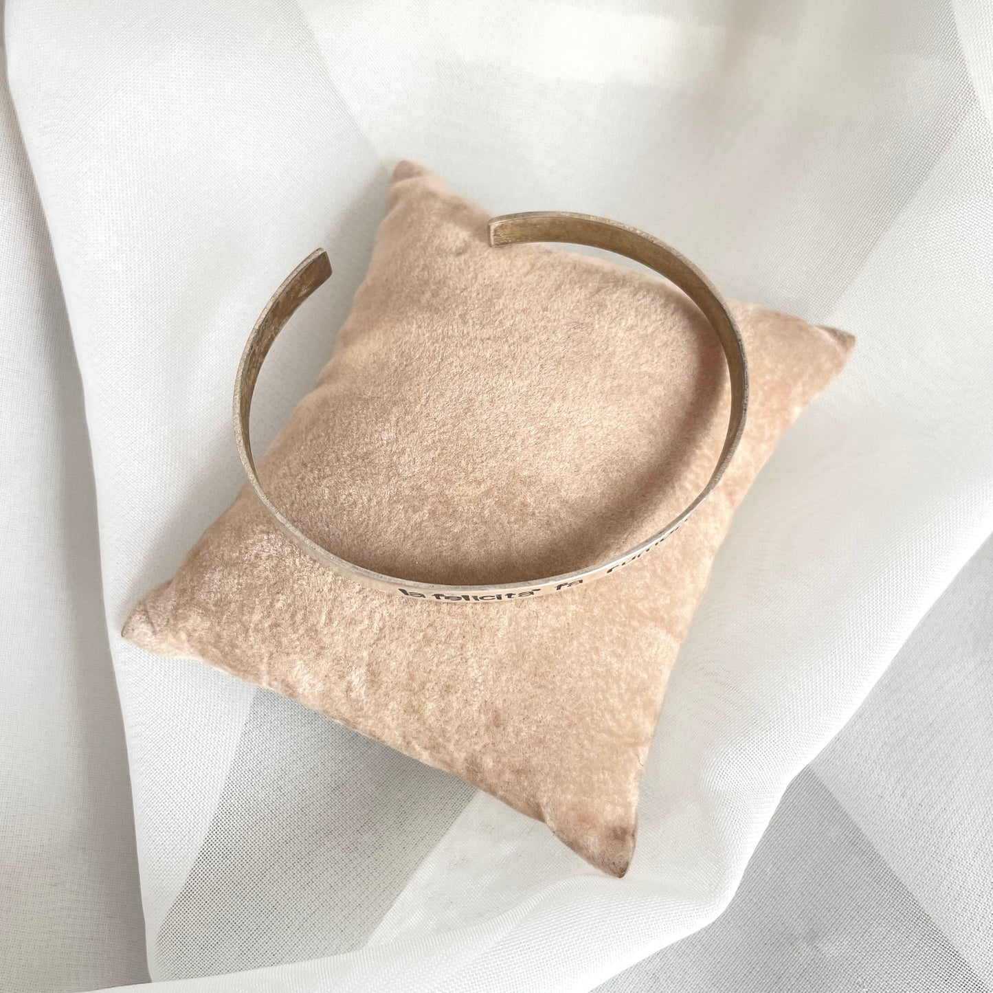Bracciale rigido aperto anticato con frase battuta La felicità fa rumore - pezzo unico - Lumiere Bijoux