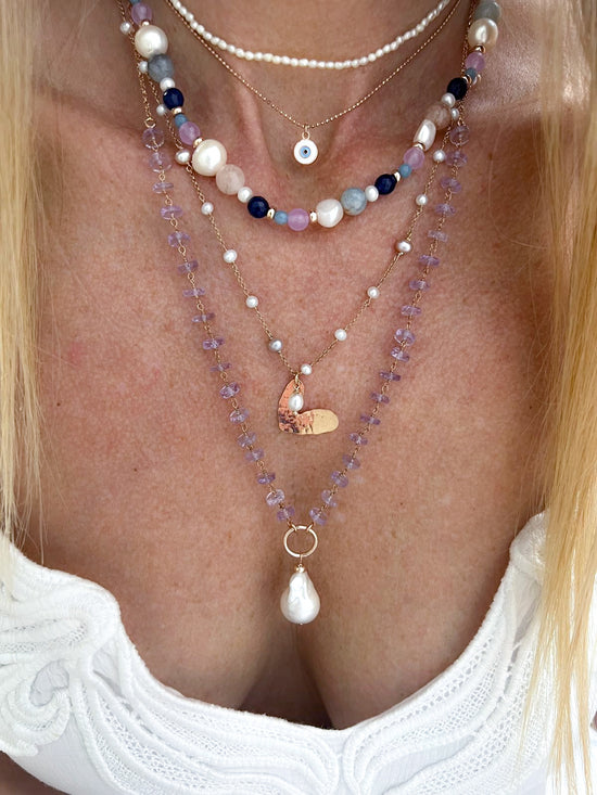 Collana pietre naturali multicolore alternata da perle sassetto bianche e sfere in argento bagnato rosé