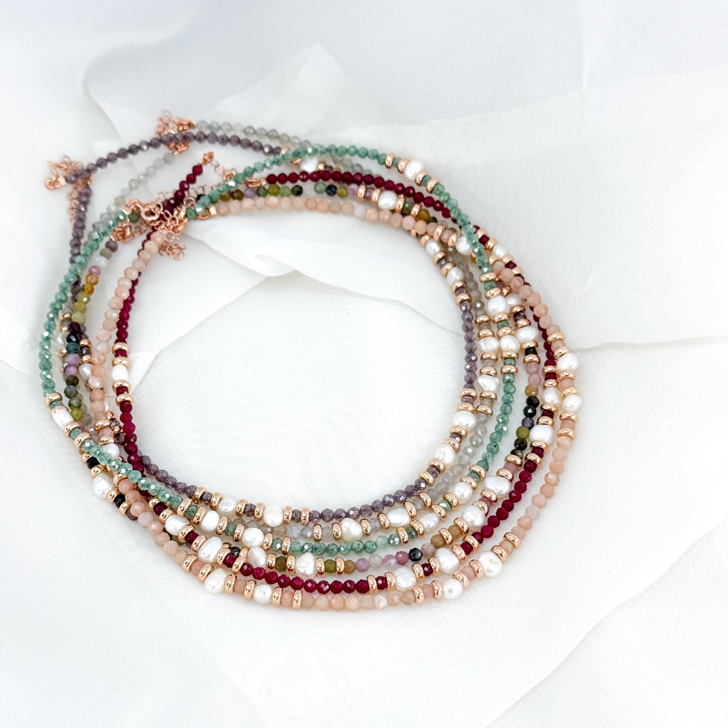 Collana cm 35 cristalli multicolore con perle bianche racchiuse tra due pepite in argento rosé - Lumiere Bijoux