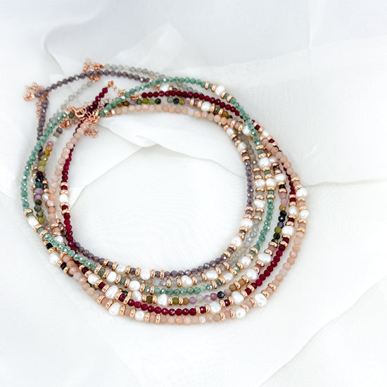 Collana cm 35 cristalli multicolore con perle bianche racchiuse tra due pepite in argento rosé - Lumiere Bijoux