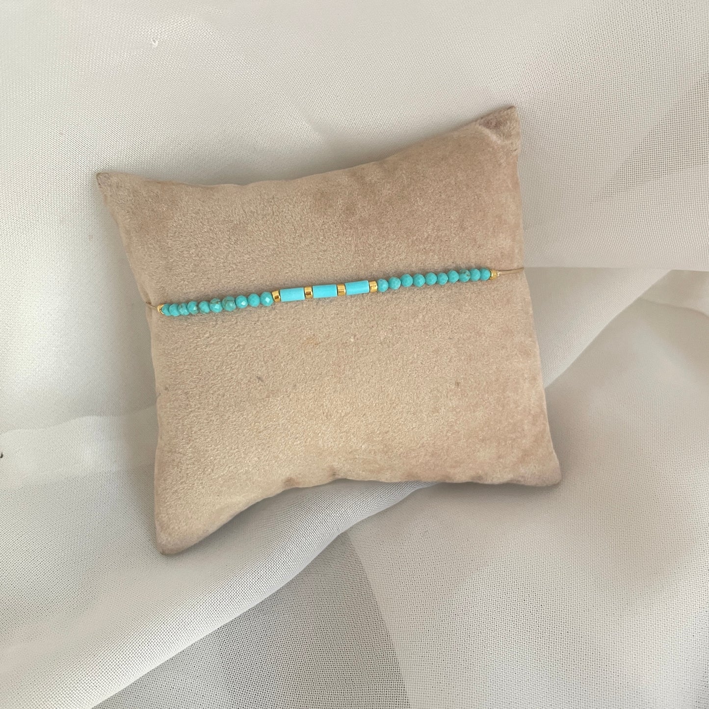 Bracciale cordino regolabile micro cristalli turchesi alternati a dadini oro e turchesi - pezzo unico