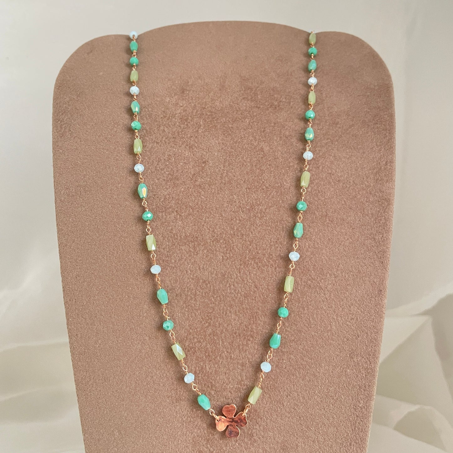 Collana cristalli verdi, tiffani con quadrifoglio battuto in linea cm 40 - Lumiere Bijoux