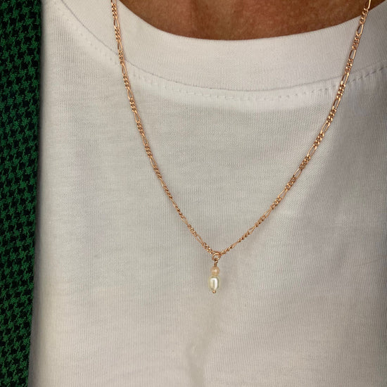 Collana catena intrecciata rosè cm 50 con micro perla bianca barocca e cristallo cipria