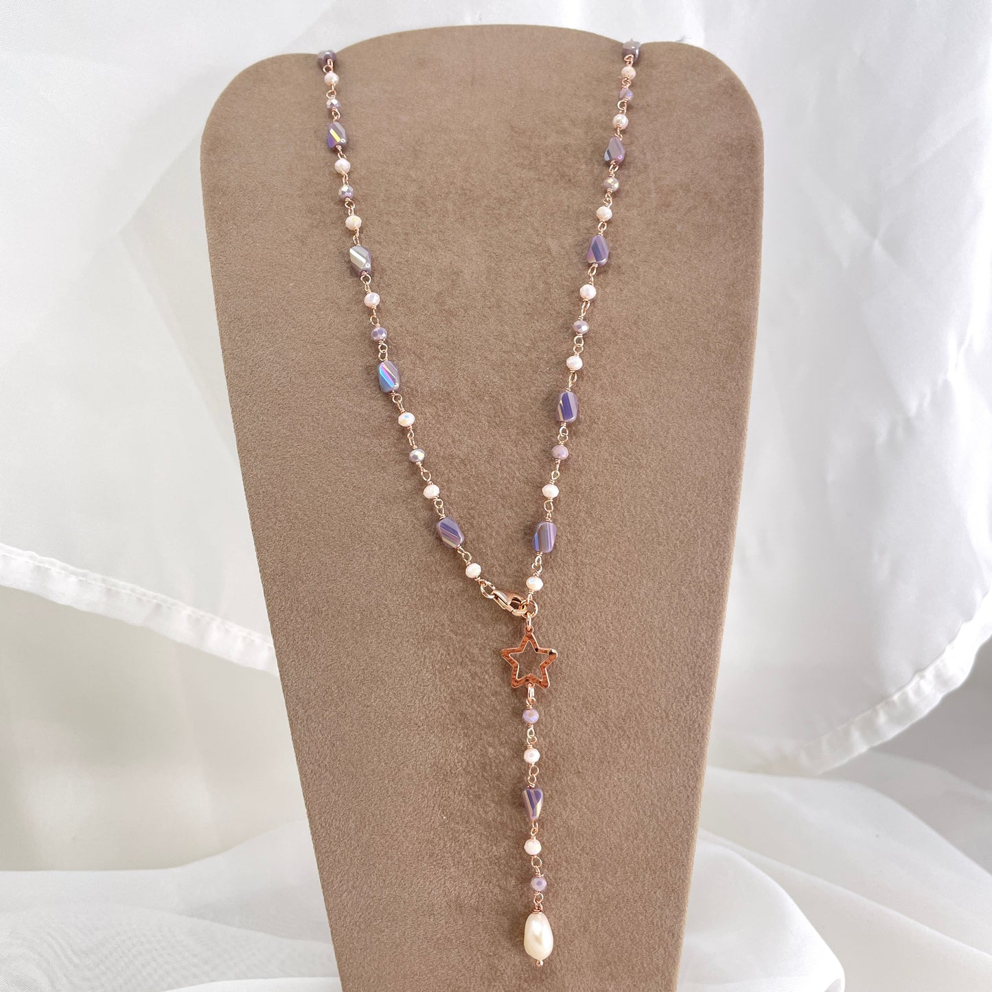 Collana cm 80 regolabile cristalli multiforma con soggetto battuto e perla pendente bianca - Lumiere Bijoux