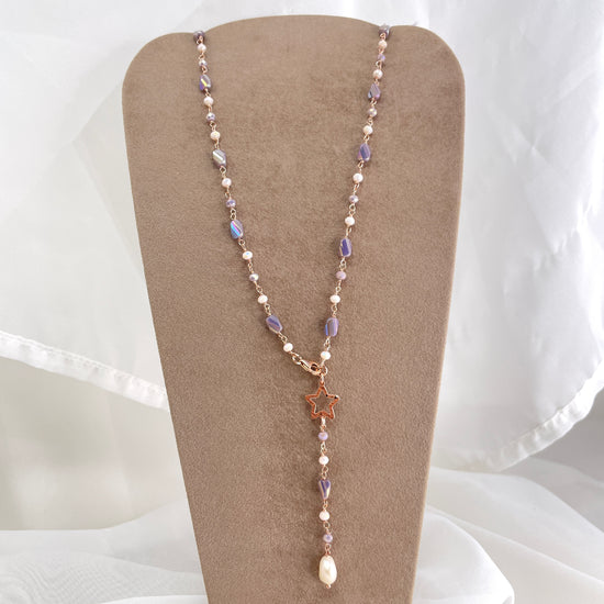 Collana cm 80 regolabile cristalli multiforma con soggetto battuto e perla pendente bianca - Lumiere Bijoux