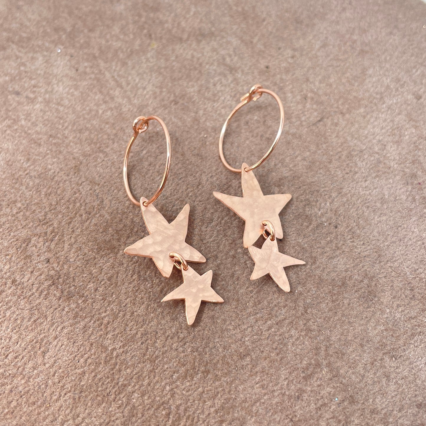 Coppia cerchio a filo da 1,5 cm con stelle battute irregolari satinate - Lumiere Bijoux