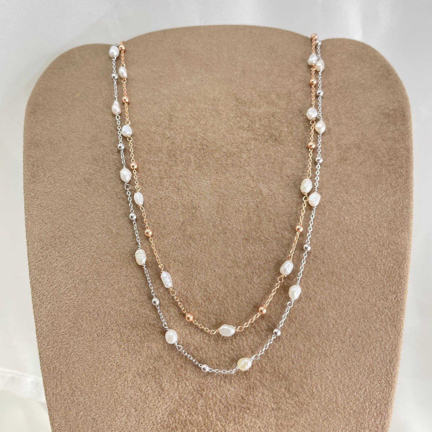 Collana micro perle risino irregolari bianche alternate a sfere rose cm 33 - Lumiere Bijoux