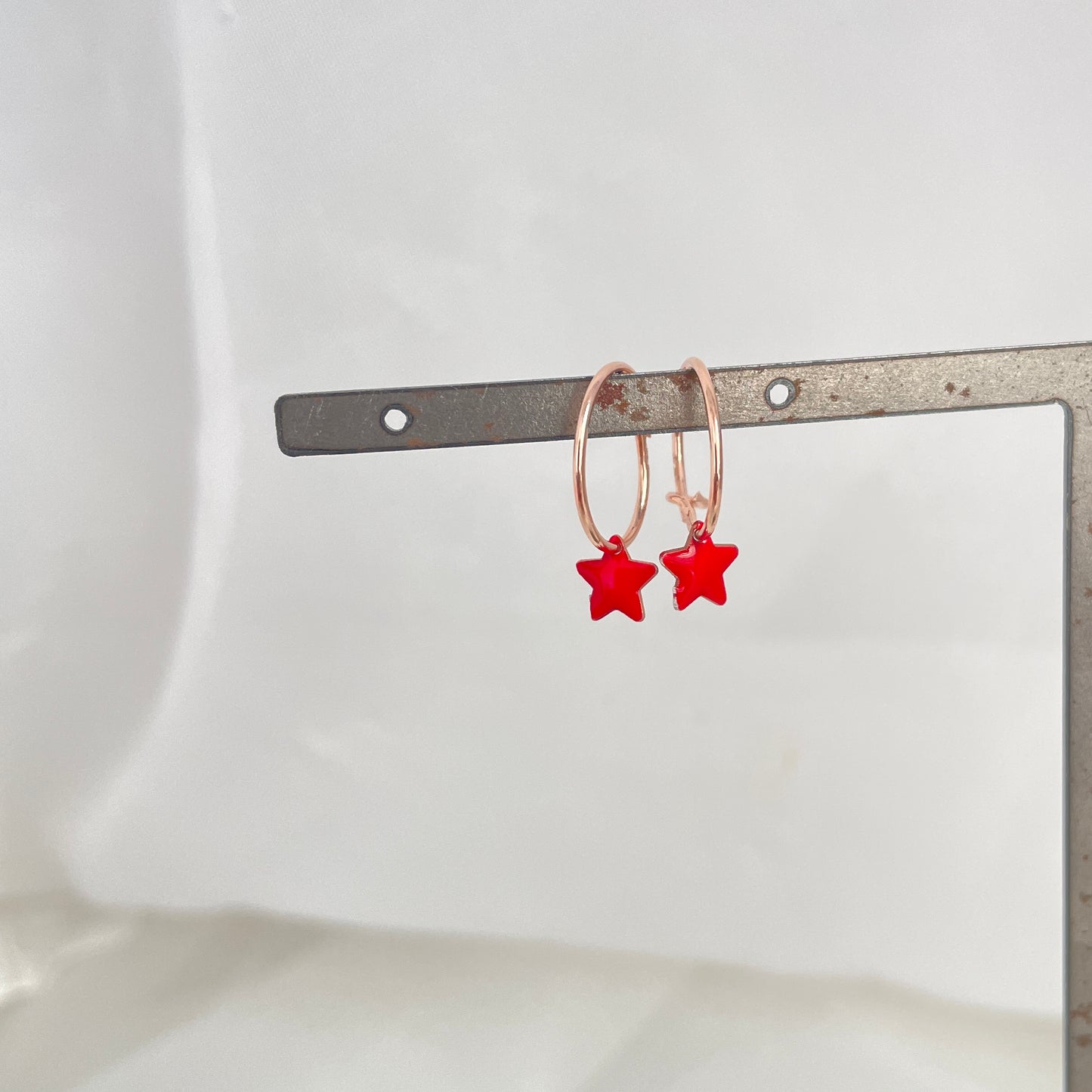 Coppia orecchini a filo da 1 cm con stella smaltata da 0,5 mm - pezzi unici - Lumiere Bijoux