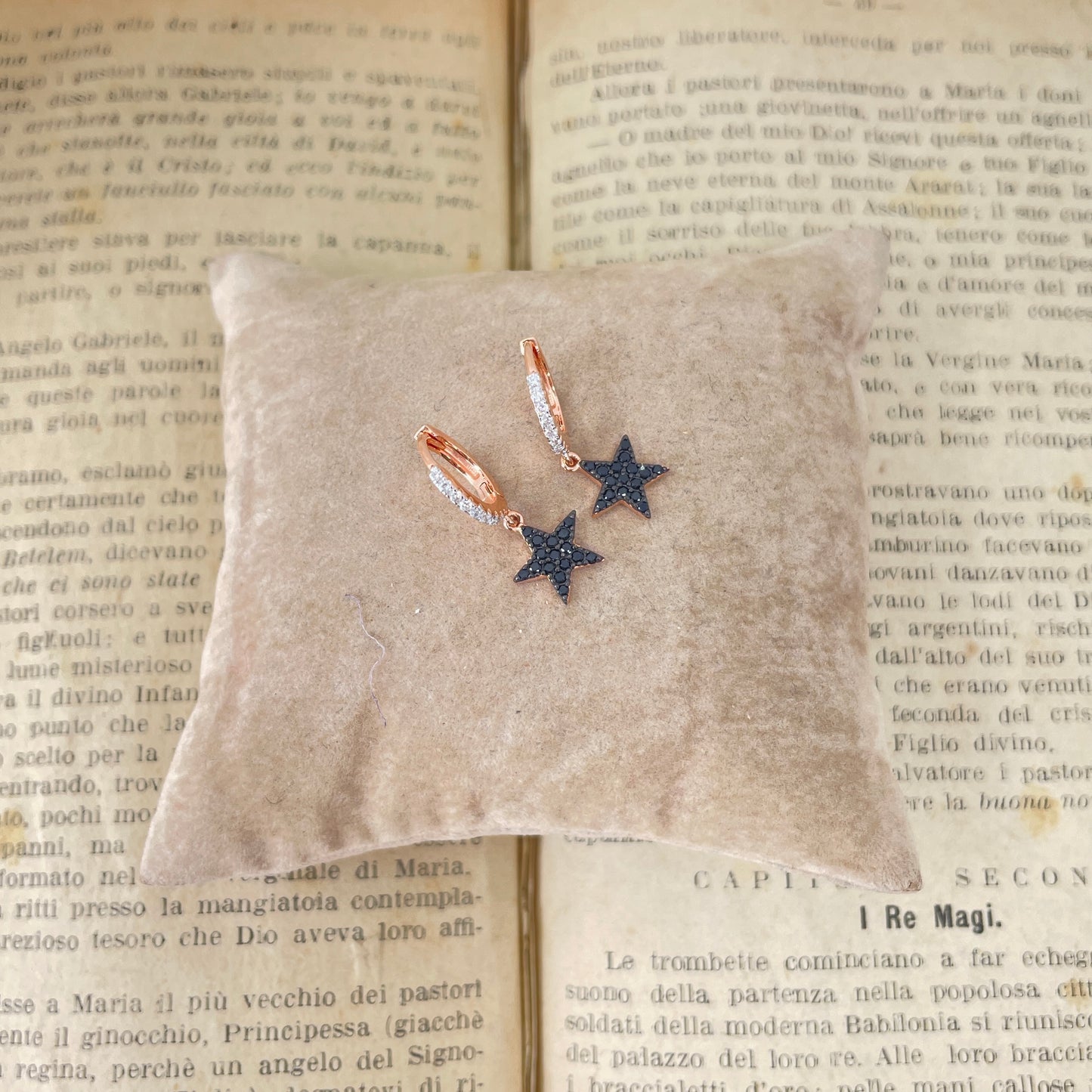 Coppia orecchini cerchietto zirconi bianchi con stella di zirconi neri pendente - chiusura scattino - Lumiere Bijoux