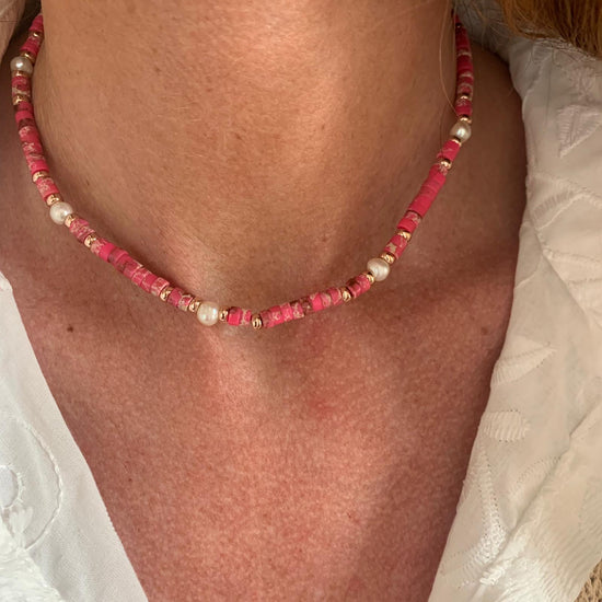 Collana pietre naturali fucsia e perle bianche cm 35 più 5 di allungamento rosè