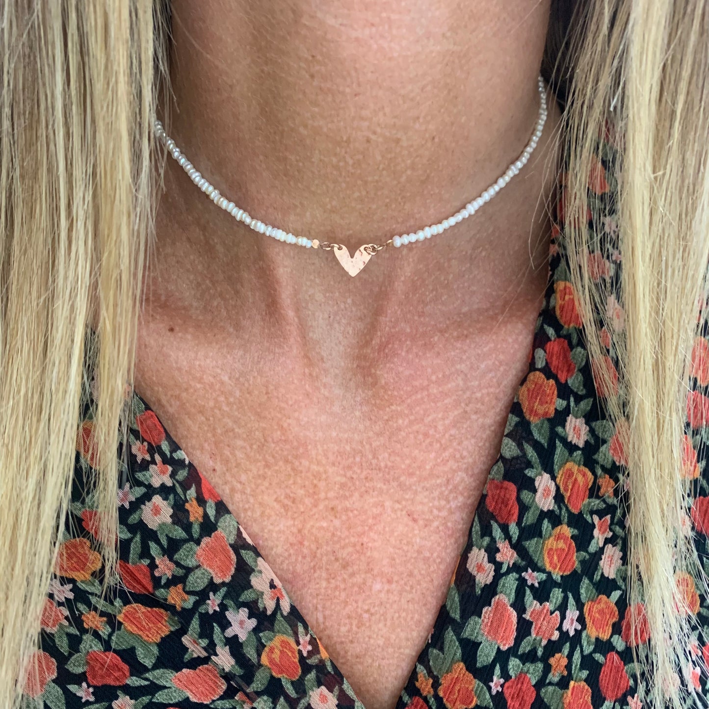Collana choker cm 35 perle micro tonde irregolari con cuore bacio battuto da 1 cm - Lumiere Bijoux