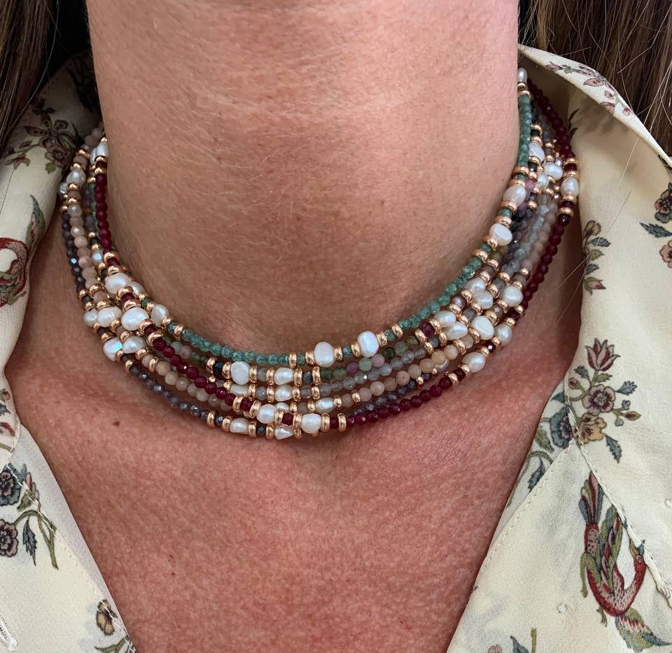 Collana cm 35 cristalli multicolore con perle bianche racchiuse tra due pepite in argento rosé - Lumiere Bijoux