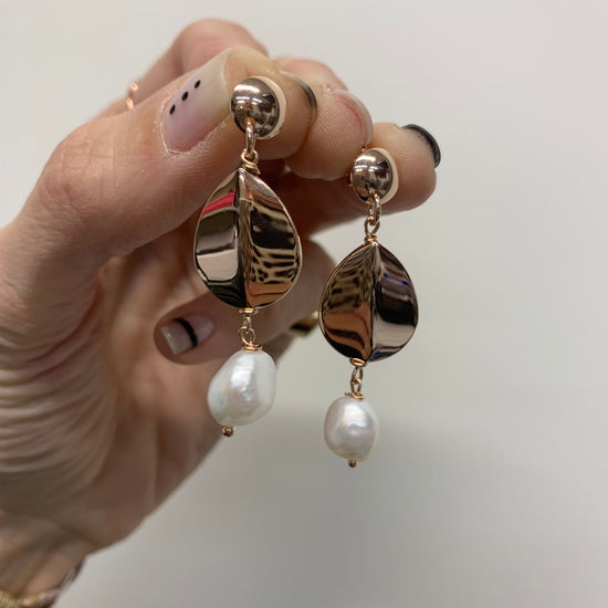 Coppia orecchini pendenti lunghi 4,5 cm rosè con pepita a foglia e perla barocca bianca
