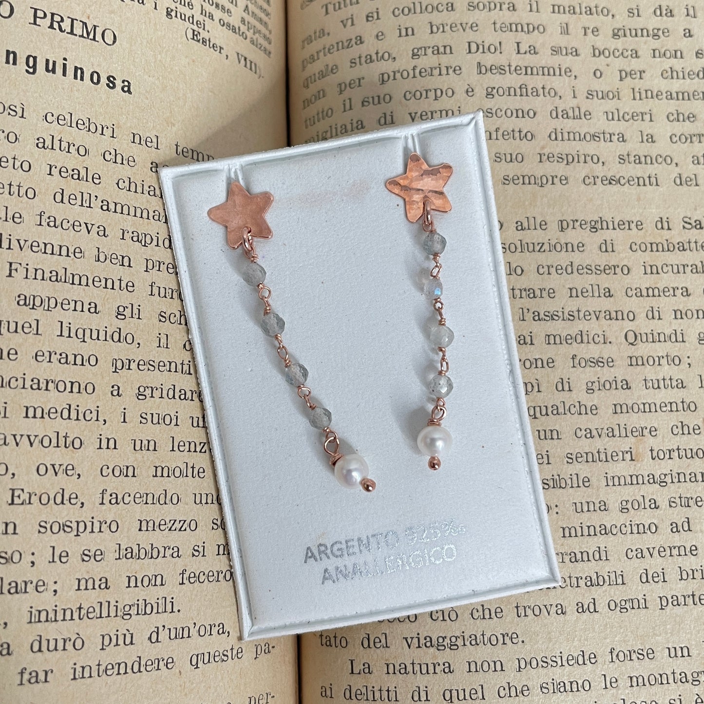 Coppia orecchini stella battuta da 0,8 mm e cristalli grigi labradorite e perla tonda bianca da 0,4 mm - pezzo unico - Lumiere Bijoux