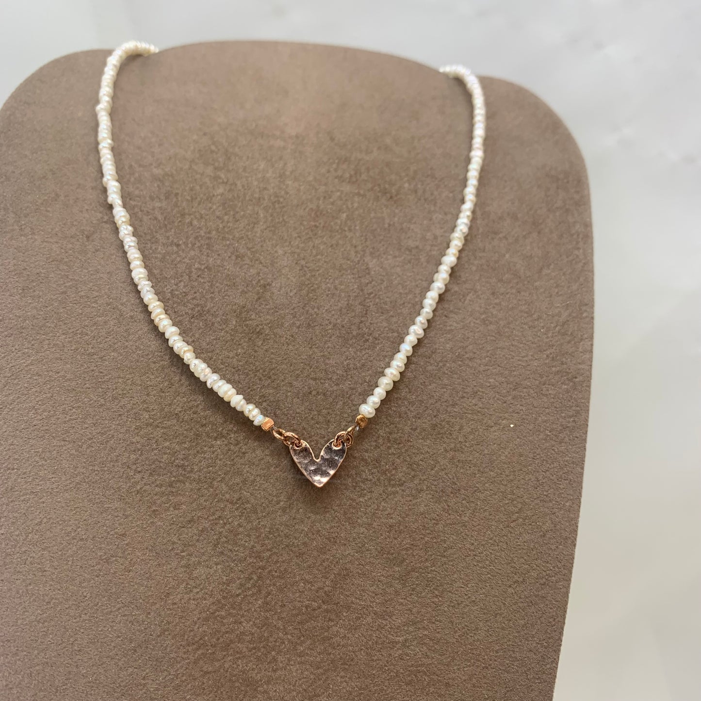 Collana choker cm 35 perle micro tonde irregolari con cuore bacio battuto da 1 cm - Lumiere Bijoux