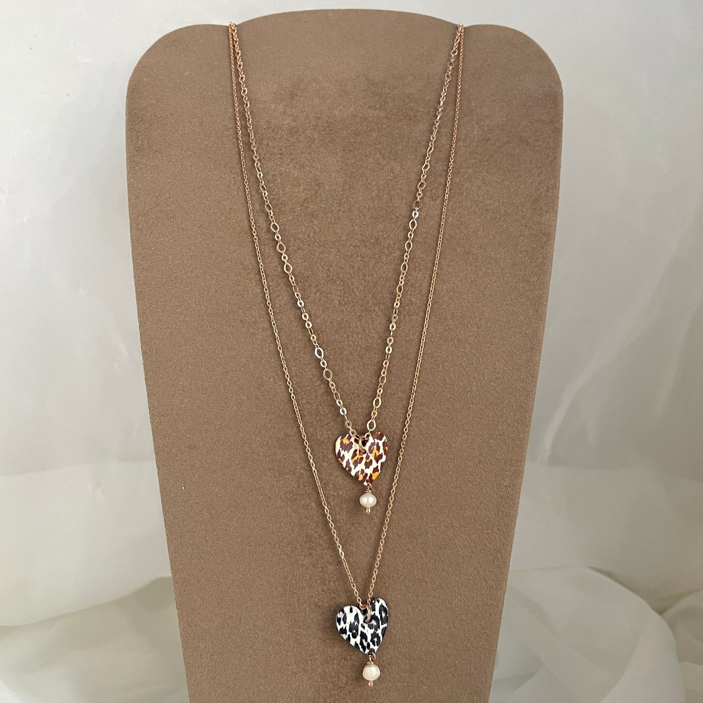 Collana catena rosè cm 50 con cuore leopardato e piccola perla pendente - Lumiere Bijoux