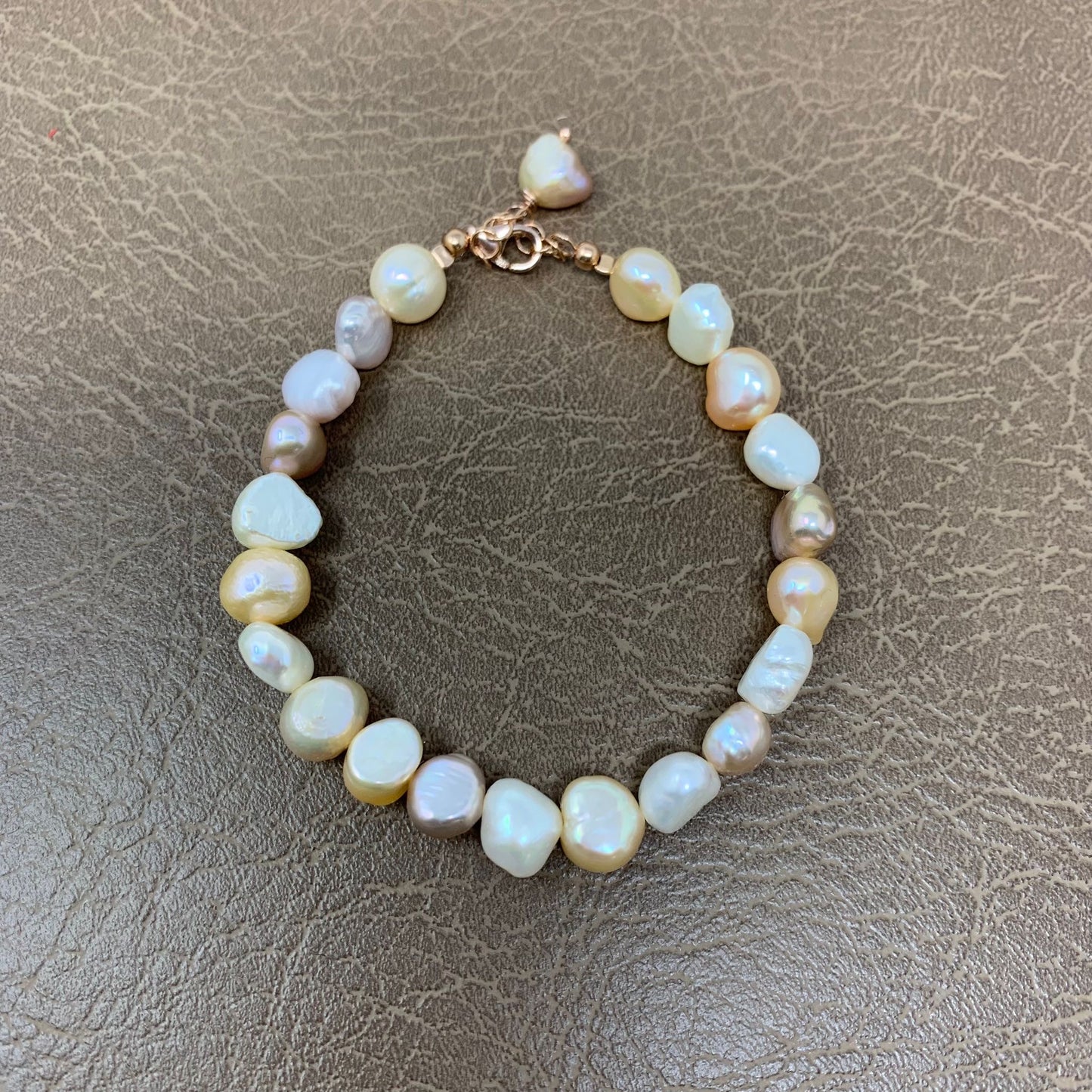 Bracciale perle tonde irregolari bianco, rosa e beige cm17 più allungamento