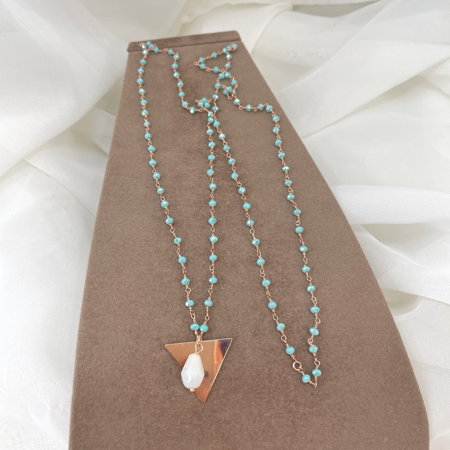 Collana cristalli incatenati azzurro su base metallo bagnato oro rosa cm 90 - Lumiere Bijoux