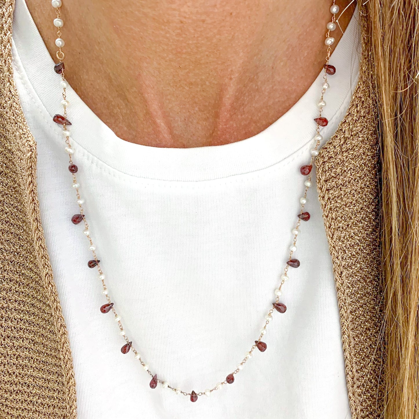 Collana mix perle bianche e pietre goccia granato cm60