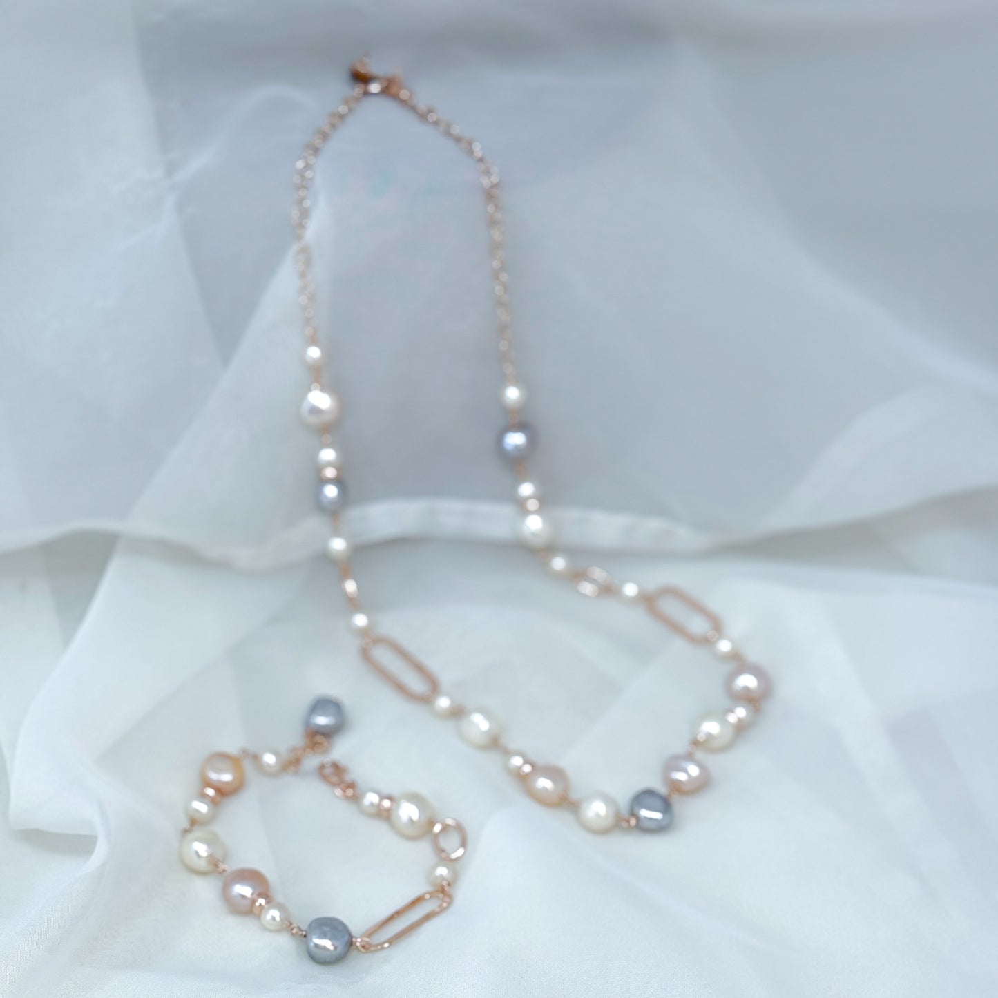 Bracciale Michela alternato da perle rosa lilla bianche e grigie ed elemento ovale piatto - Lumiere Bijoux