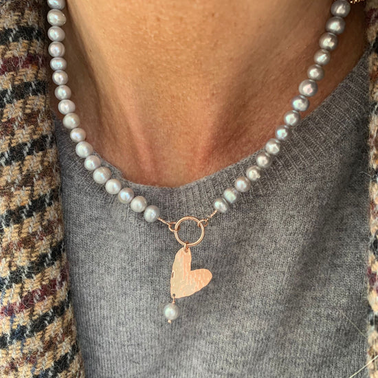 Collana perle tonde grigie irregolari da circa 0,4 mm con cuore allungato battuto da 2 cm rosè cm 38 più 5 di allungamento