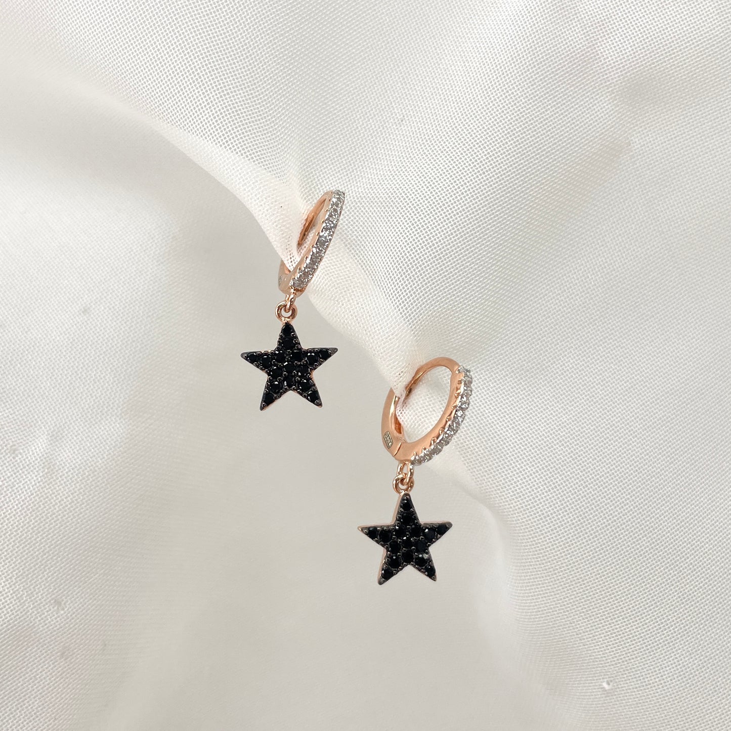 Coppia orecchini cerchietto zirconi bianchi con stella di zirconi neri pendente - chiusura scattino - Lumiere Bijoux