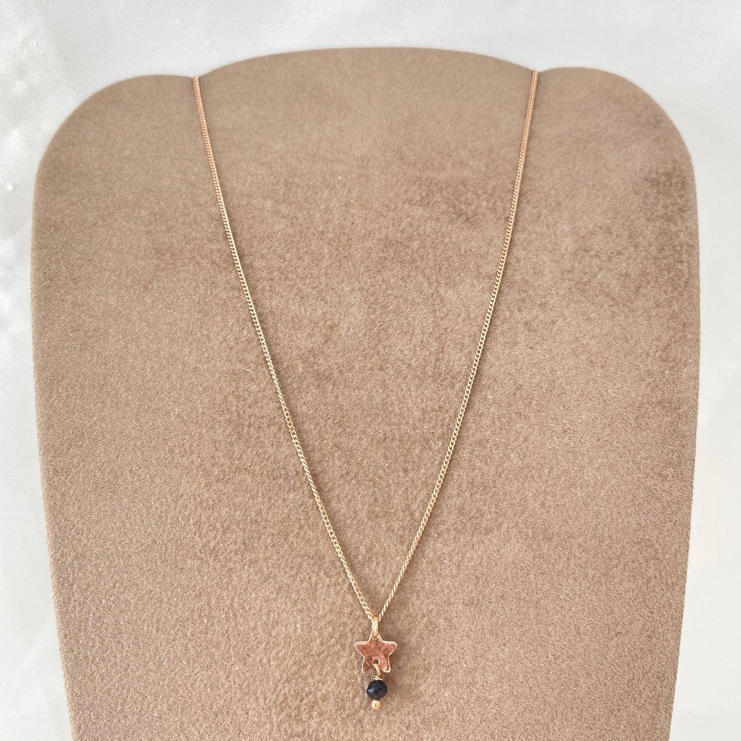 Collana choker catena grumette cm35 rosé con stella battuta da 0,5 mm e piccolo cristallo nero - Lumiere Bijoux