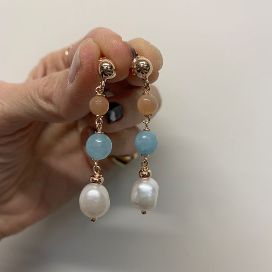 Coppia orecchini pendenti con perla, acqua marina e pietra di luna rosè lunghi 4,5 cm