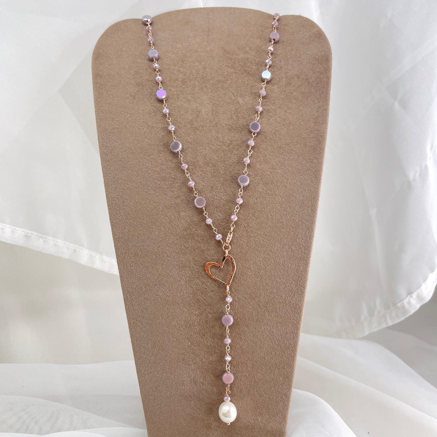 Collana cm 80 regolabile cristalli multiforma con soggetto battuto e perla pendente bianca - Lumiere Bijoux