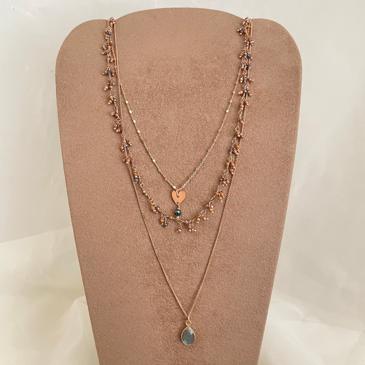 Collana a tre fili grappolini di micro cristalli con cuore e pietra Parigi - pezzo unico - Lumiere Bijoux