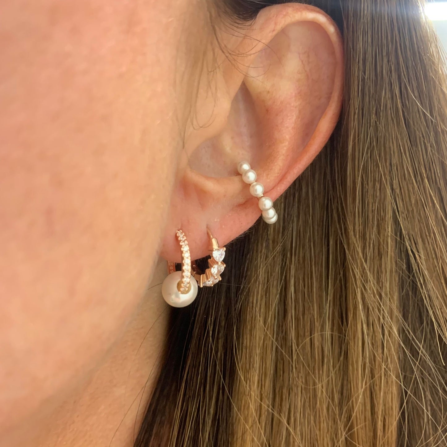 Coppia orecchini cerchi scattino da 1 cm zirconi bianche base rosè con perla passante